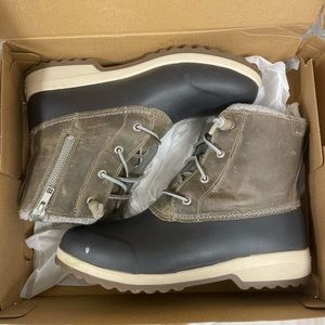 Size 9 woman’s sperry boots. Never worn. Great condition.